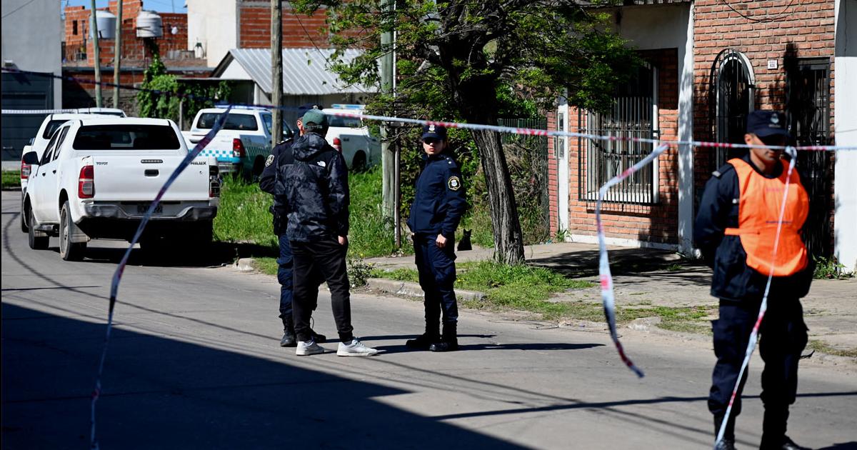 Un almacenero atendioacute a uno de los detenidos por el triple femicidio- Dejoacute una mancha de sangre