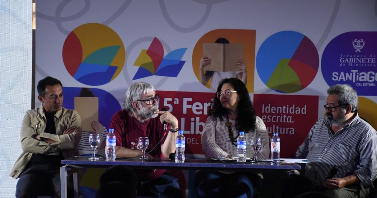 Conversatorio de Identidad Santiaguentildea en la 15deg Feria del Libro en Santiago