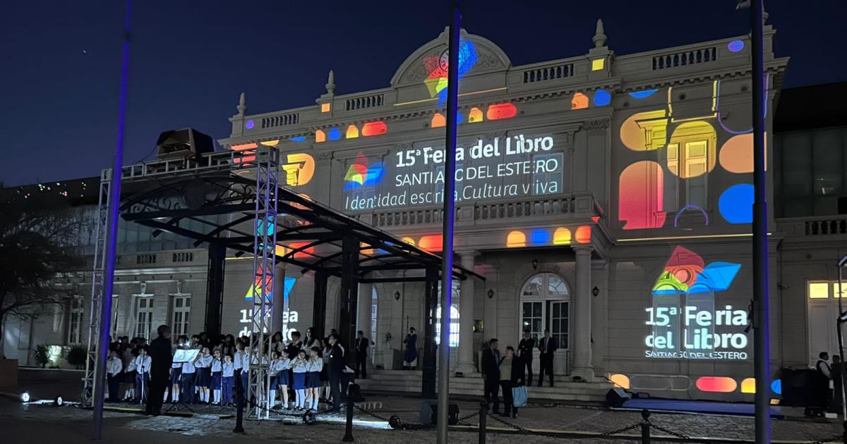 El gobernador Gerardo Zamora encabezoacute la inauguracioacuten oficial en el Foacuterum