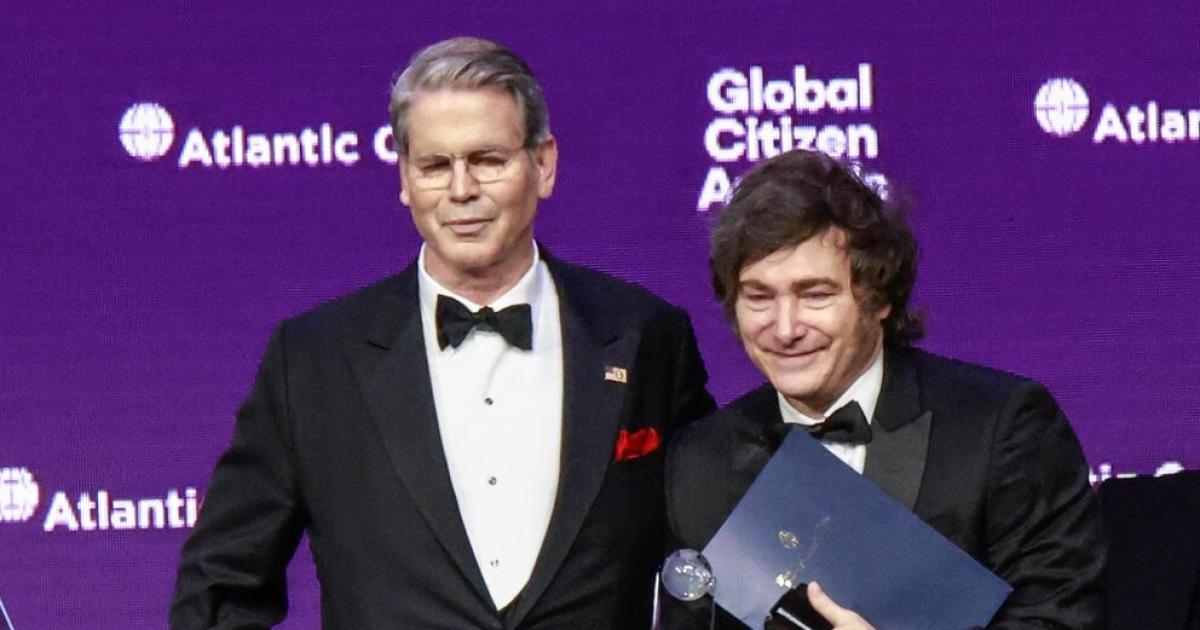 El secretario del Tesoro de EEUU Scott Bessent le entregó el premio Ciudadano Global 2025 al presidente Javier Milei  (Foto Infobae)