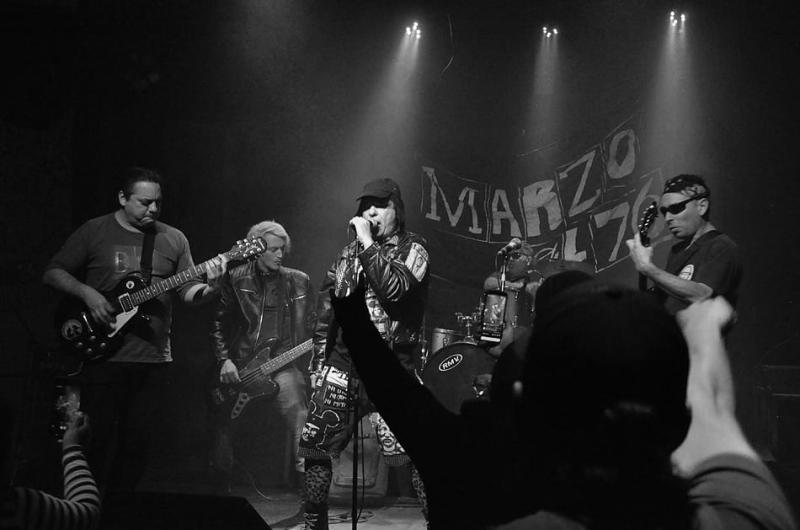 (Marzo del 76 en pleno show - Foto- Prensa de la banda de punk)