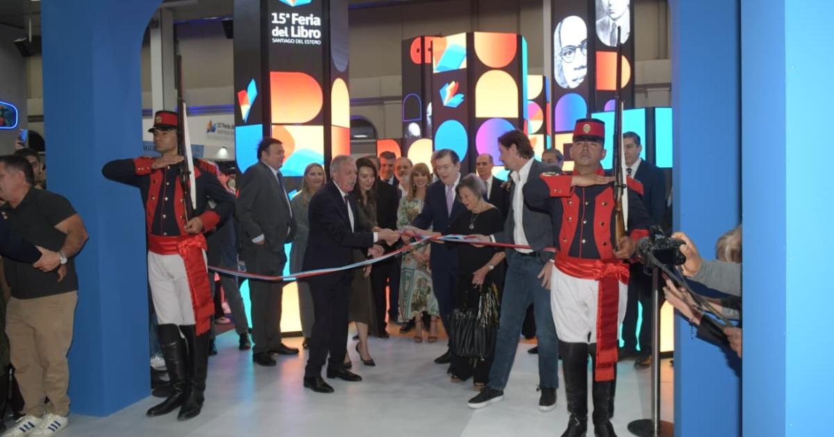 El gobernador Gerardo Zamora encabezoacute la inauguracioacuten oficial en el Foacuterum