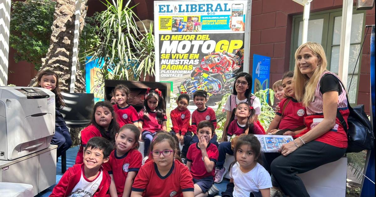 Los primeros visitantes al stand El Liberal
