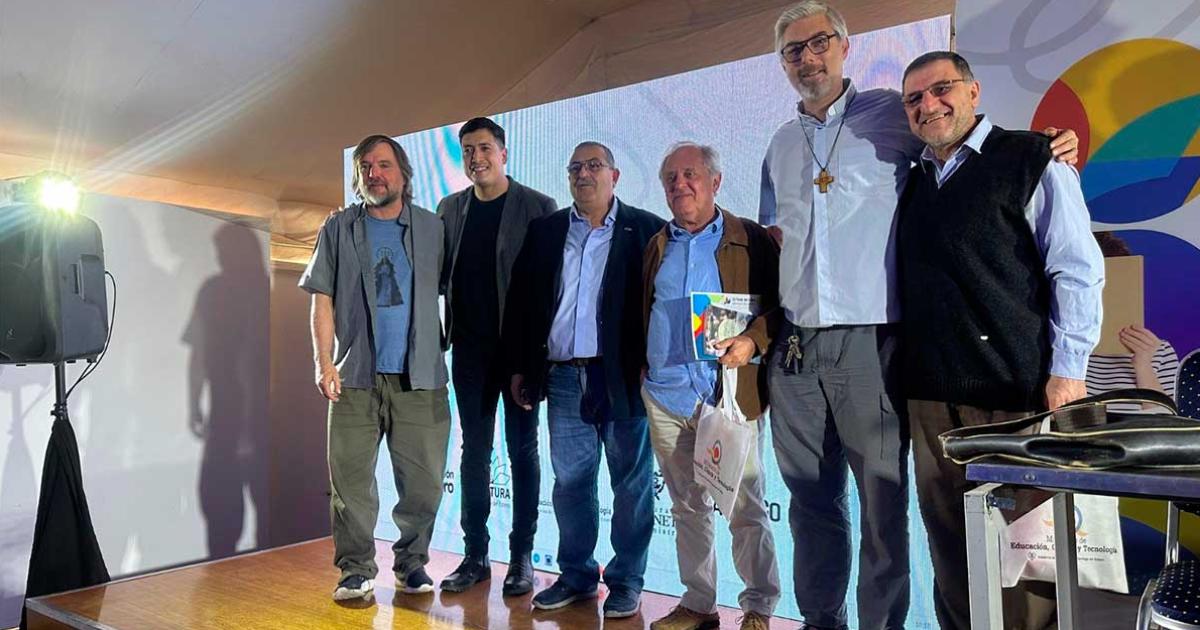 Alver Metalli- Puacuteblico joven para el Papa y el Filoacutesofo en la Feria del libro de Santiago del Estero