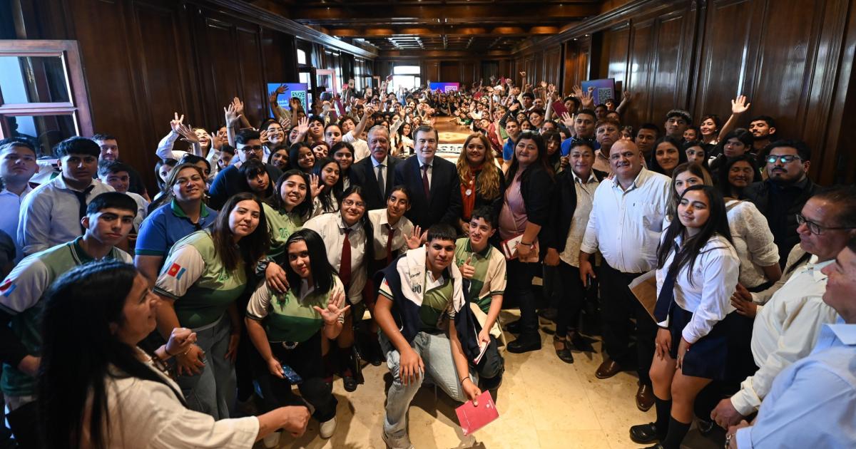 Zamora y Eliacuteas Suaacuterez recibieron a maacutes de 300 estudiantes de seis departamentos