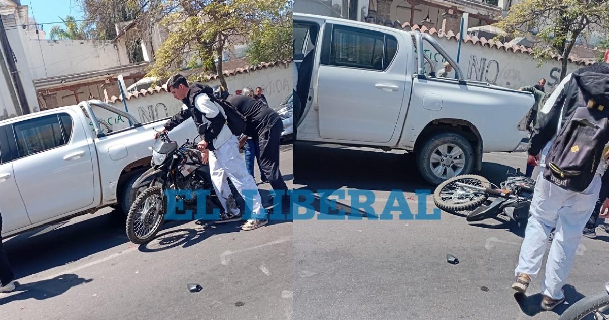 Un joven motociclista chocoacute contra una camioneta en una esquina ceacutentrica-  se registraron dantildeos materiales 