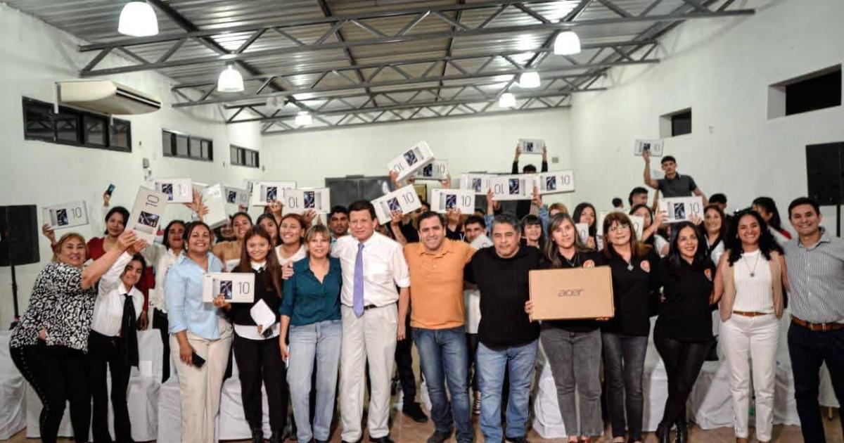 Entregan tablets a los alumnos del CENS Ndeg 5 de Clodomira