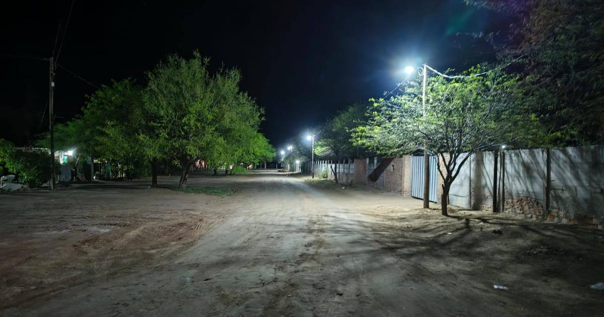 Habilitan iluminacioacuten y tendido eleacutectrico en calles de La Cantildeada