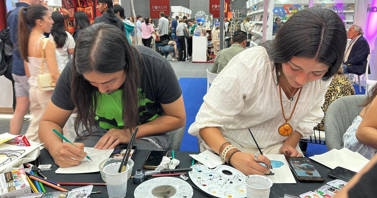 FOTOS  Caricaturas y portadas personalizadas- el stand de EL LIBERAL en el Forum atrapoacute a grandes y chicos