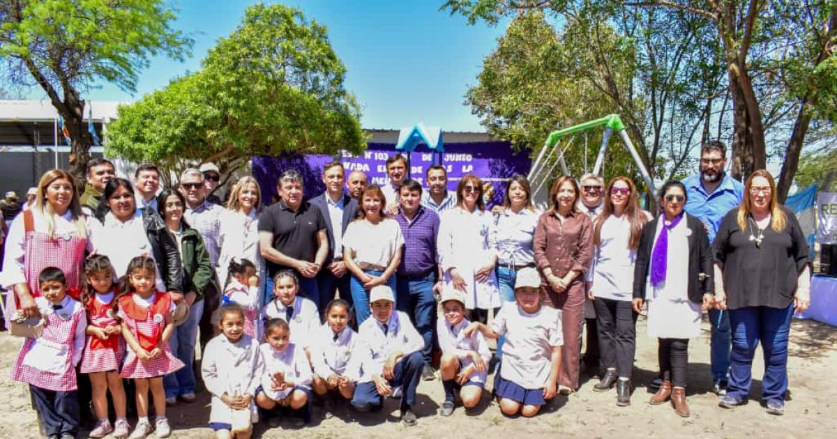Entregan computadoras y kits escolares e inauguran una plaza de juegos en la escuela del paraje Lomitas