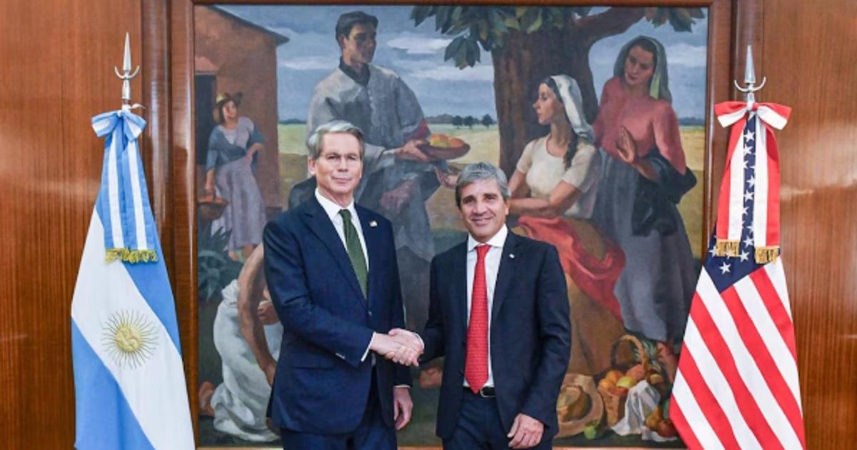 El secretario del Tesoro de EEUU Scott Bessent junto al ministro de Economía Luis Caputo en su visita a la Argentina en abril de 2025 (Foto- @LuisCaputoARX)