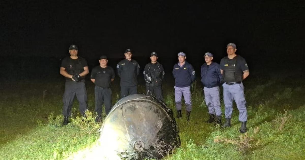 Misterio en Chaco- investigan un objeto metaacutelico que cayoacute del cielo en Puerto Tirol
