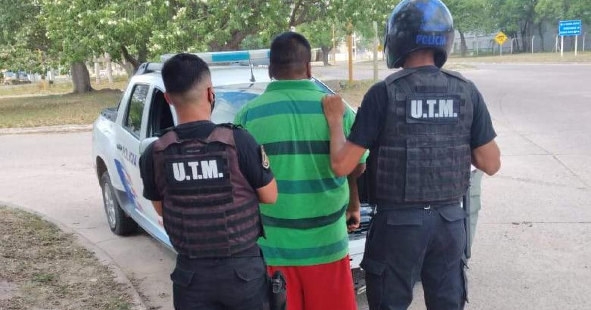 Acuchilloacute a policiacutea y se arrojoacute al canal para huir pero lo atraparon