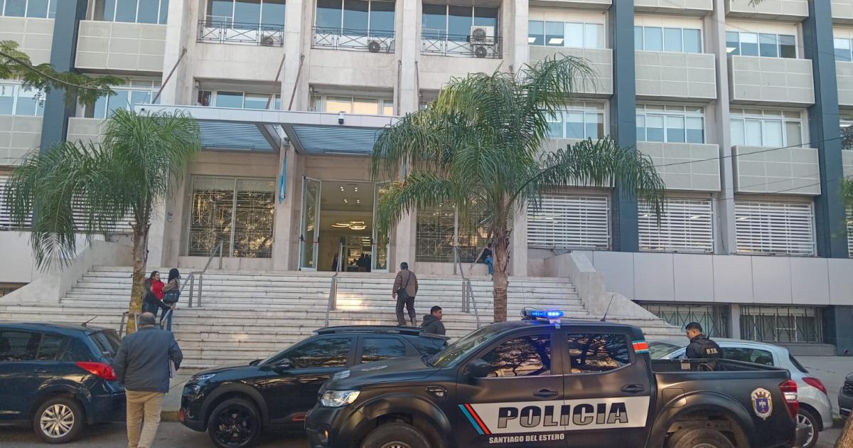 Policiacutea seguiraacute preso e iraacute a juicio por abuso sexual y agresioacuten a su ex