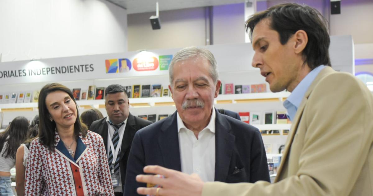 RECORRIDA El jefe de Gabinete Elías Surez visitó la muestra y se interesó por distintos productos culturales