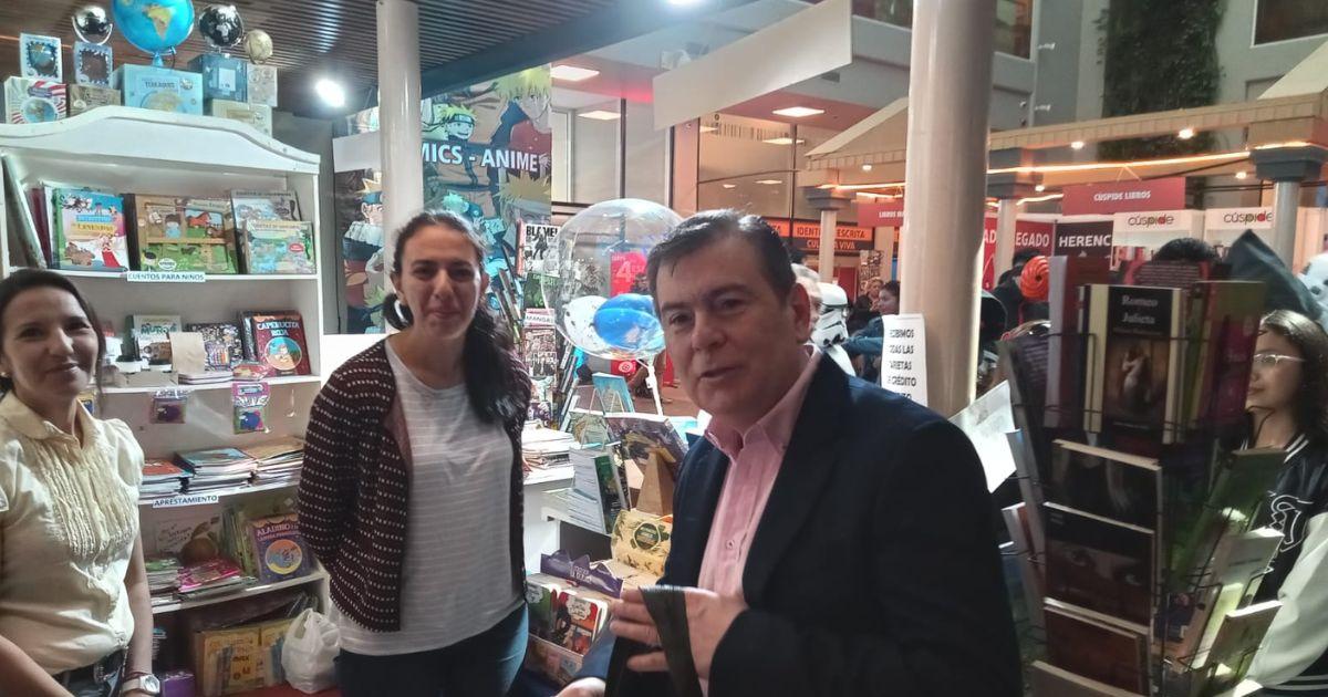 El mandatario santiagueño junto a expositores en la Feria