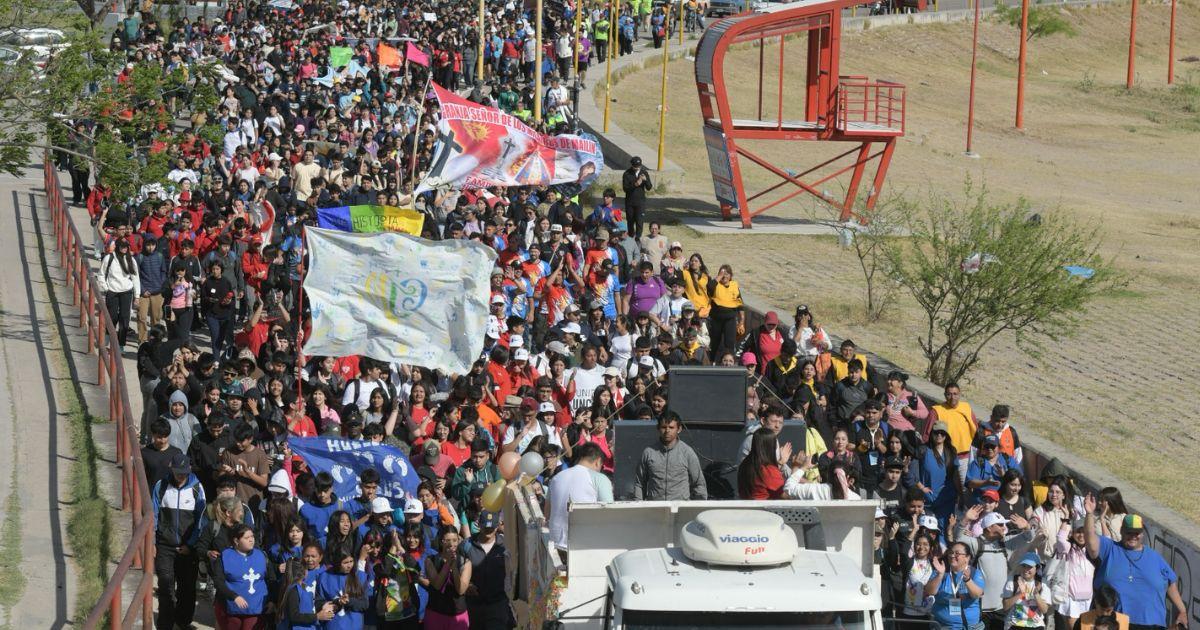 Jóvenes participaron de la emotiva caminata por la ciudad