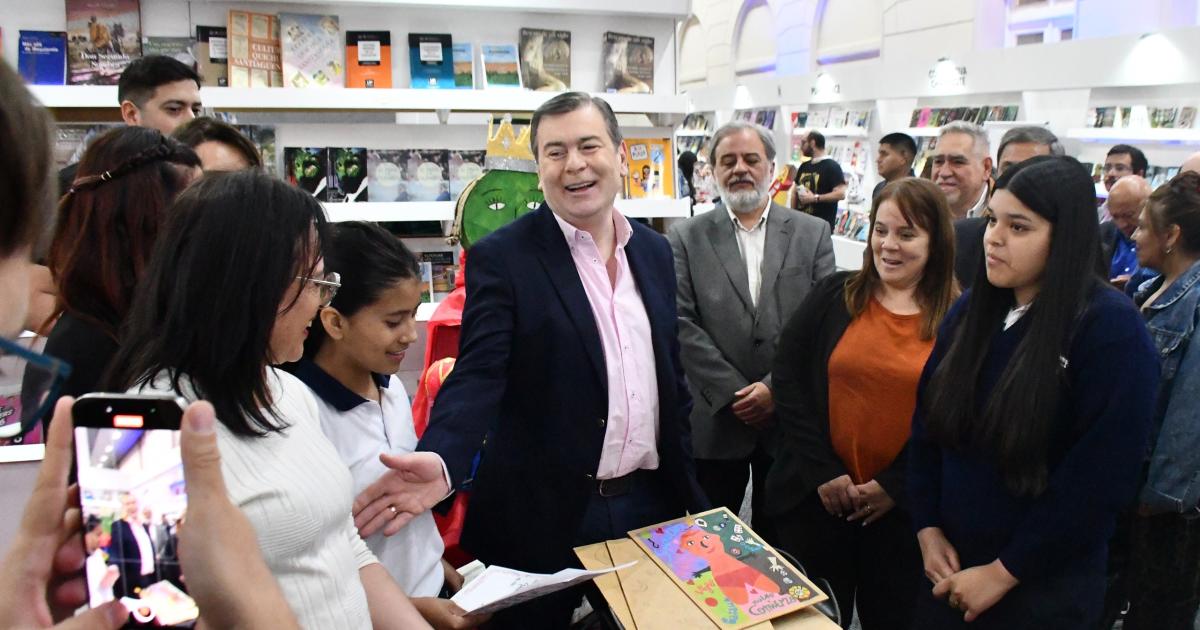 El gobernador Zamora hizo un recorrido por la Feria del Libro en el Foacuterum Centro de Convencione