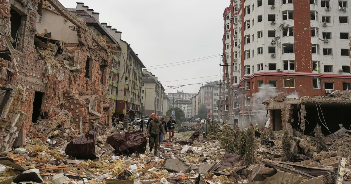 Restos de los edificios dañados después de un ataque ruso en Kiev Ucrania (AP Foto)