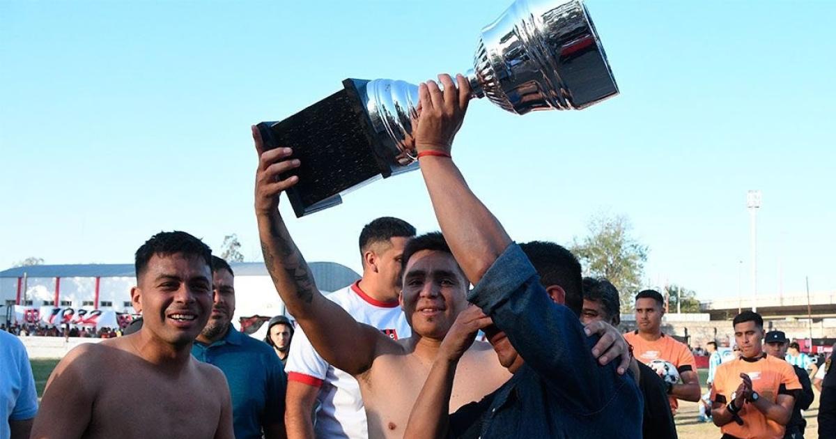 Zamora felicitoacute a Comercio Central Unidos por su tiacutetulo en la Copa 60 antildeos de Canal 7