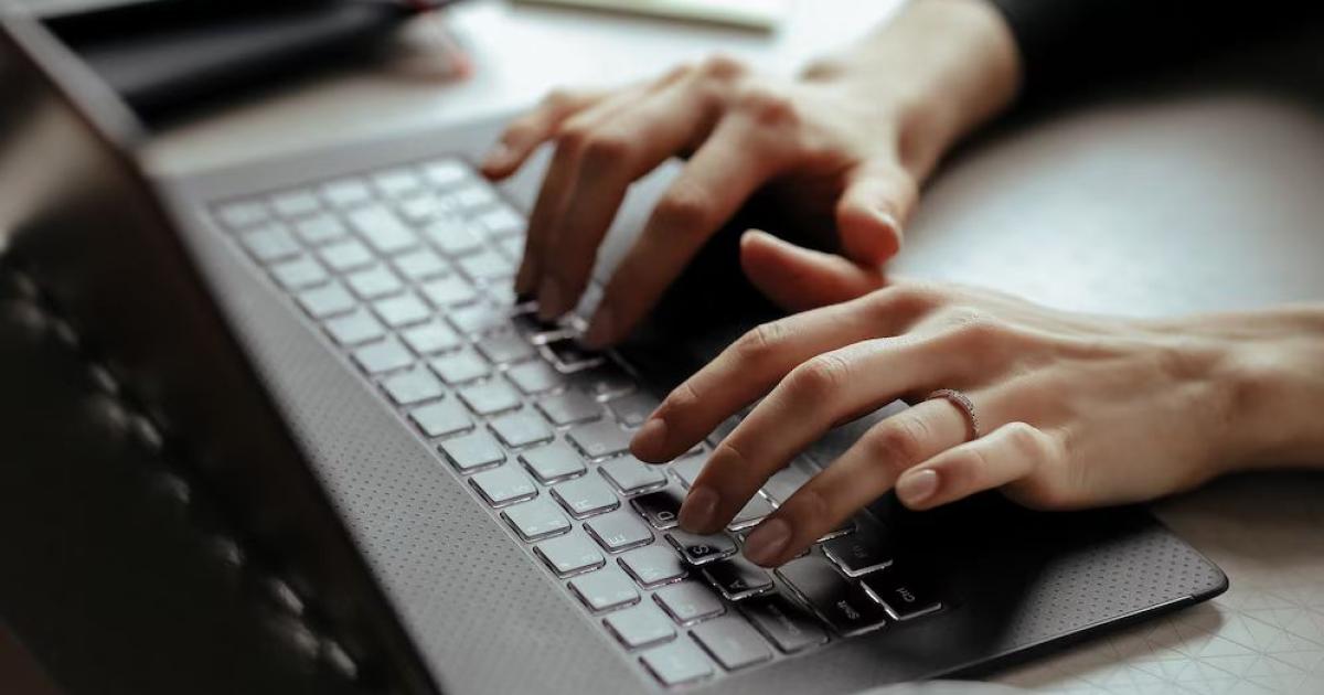 El mail al editor de El Liberal que se filtroacute- entre pantallas y libros