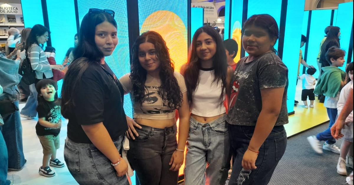 FOTOS Uacuteltima jornada de la Feria del Libro 2025- grandes y chicos dicen presente este domingo