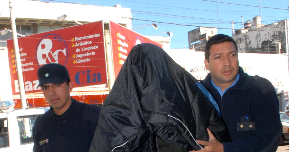 Queda libre y abusa de su ex municipal frente a escuela