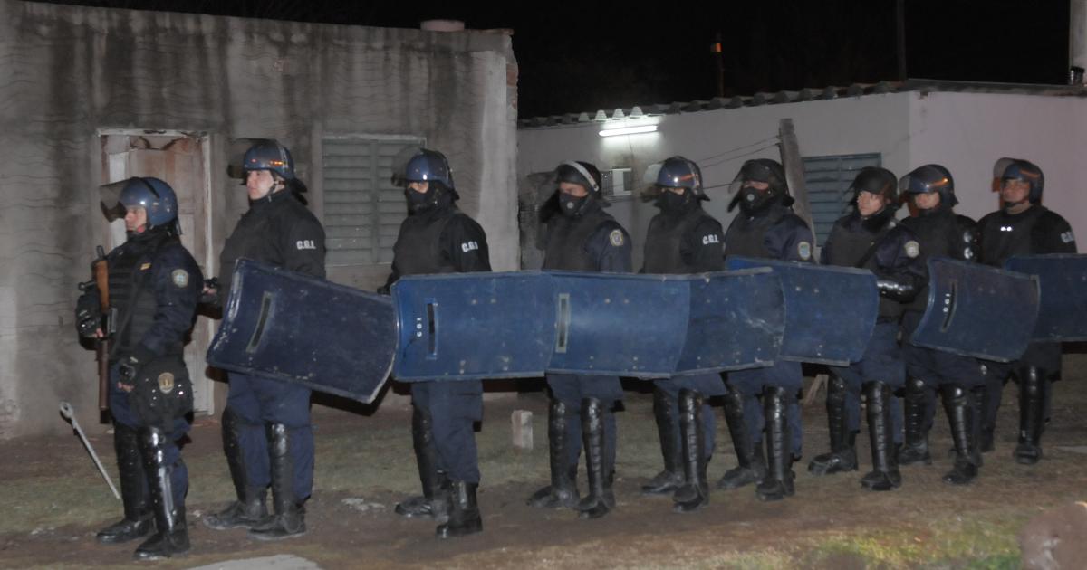 ROMEO CAZADO- El Talibn Araujo fue apresado mientras visitaba a su flamante novia en La Banda Esposarlo no fue nada fcil Demandó la coordinación de seis fuerzas policiales