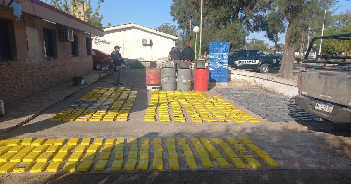 Golpe al narcotraacutefico- la policiacutea santiaguentildea secuestroacute 594 kilogramos de cocaiacutena ocultos en tachos