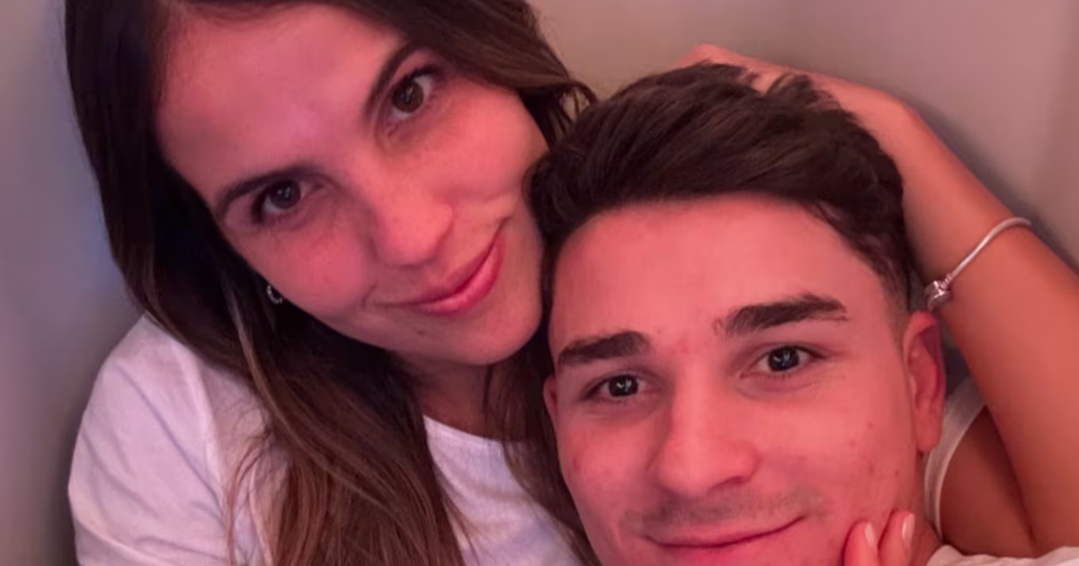 Juliaacuten Aacutelvarez y Emilia Ferrero revelaron coacutemo se llamaraacute su bebeacute