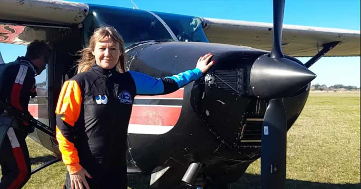 Una mujer saltoacute de la avioneta el paracaiacutedas no abrioacute y murioacute