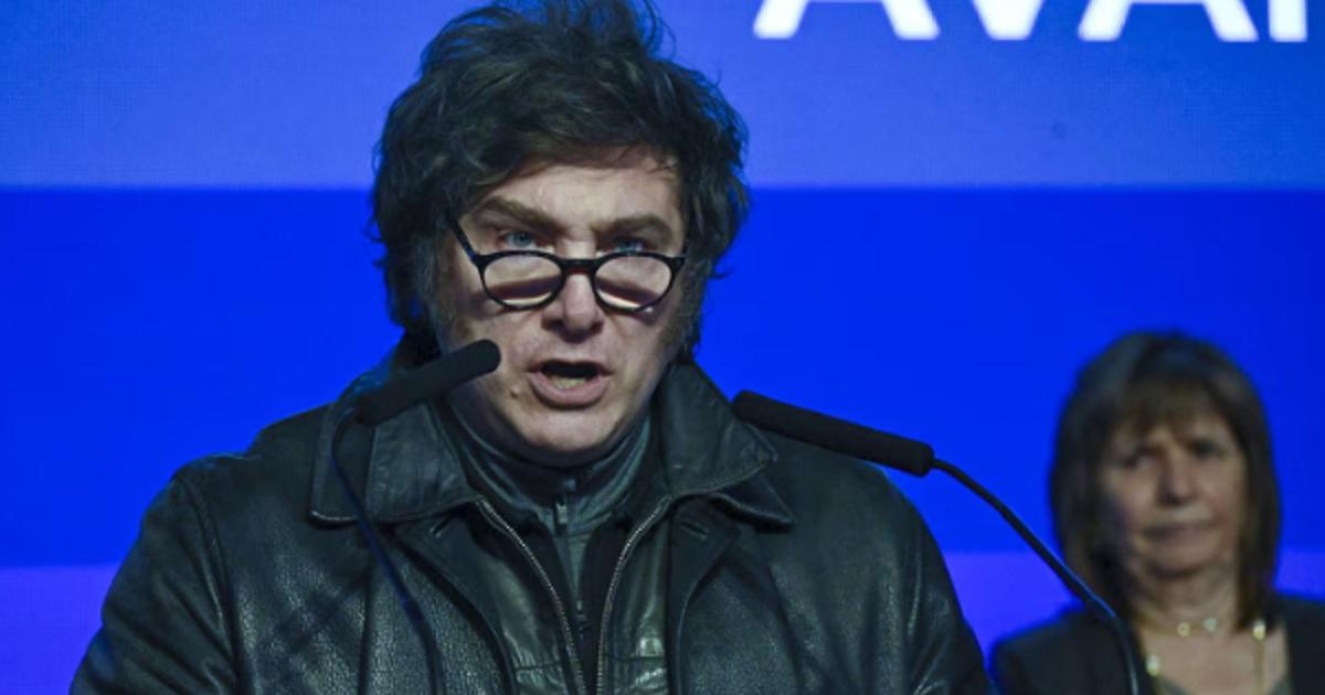 Con la campantildea en marcha Milei justificoacute su plan econoacutemico- iquestPrefieren el 300-en-porciento- de inflacioacuten