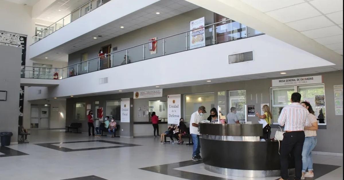 Mordioacute los labios a su ex porque no se dejoacute besar y tratoacute de acuchillarla