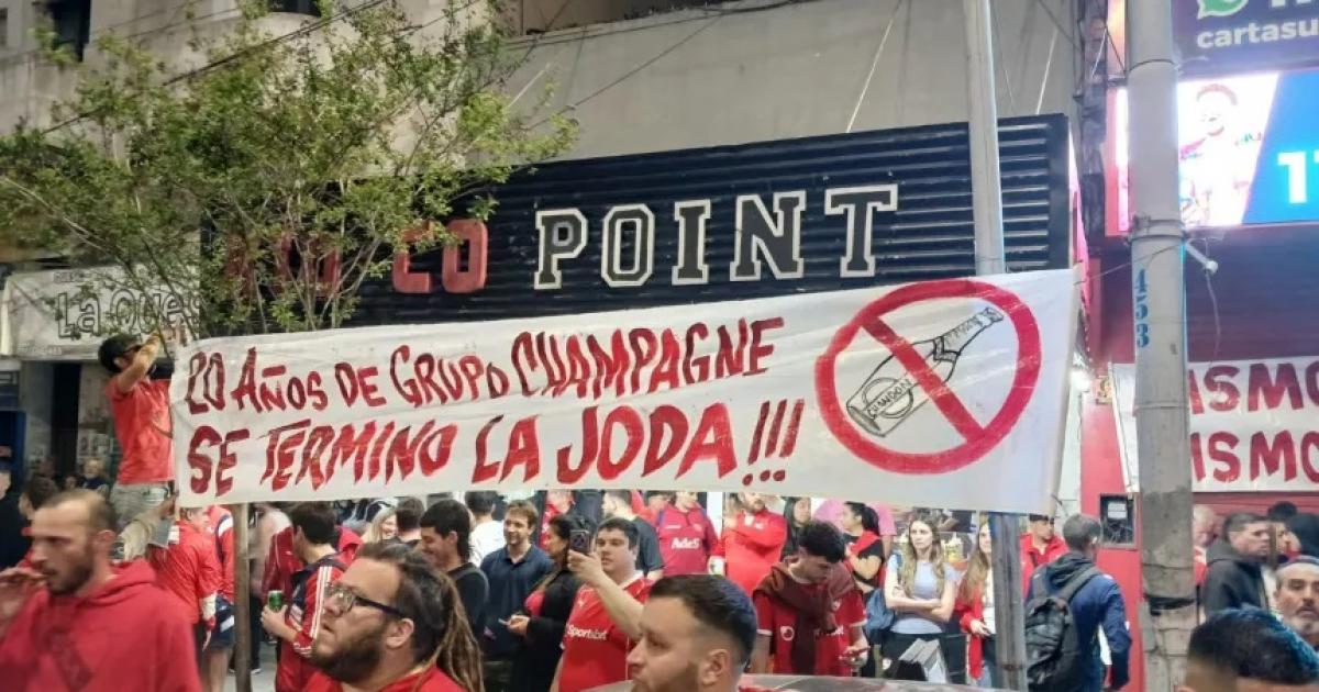 Hinchas de Independiente se manifestaron contra la dirigencia por el cambio de sponsor