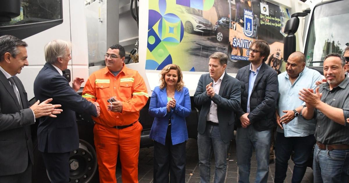 Fuentes entregoacute 14 nuevos camiones compactadores de residuos para incorporar al servicio de recoleccioacuten