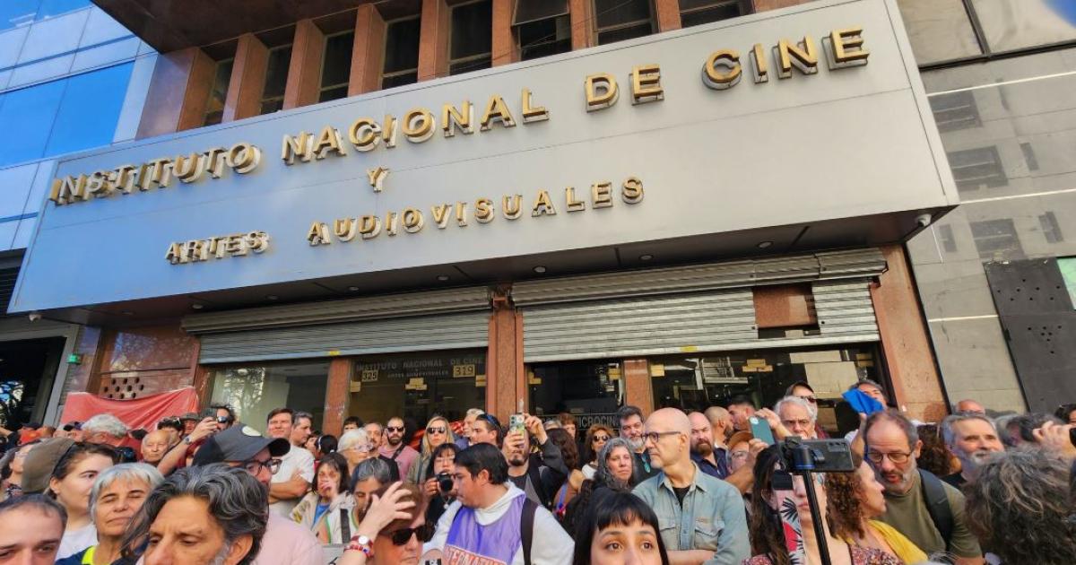 Protesta frente al INCAA contra el cierre de Cine Ar y la privatización de su plataforma - FOTO- NA