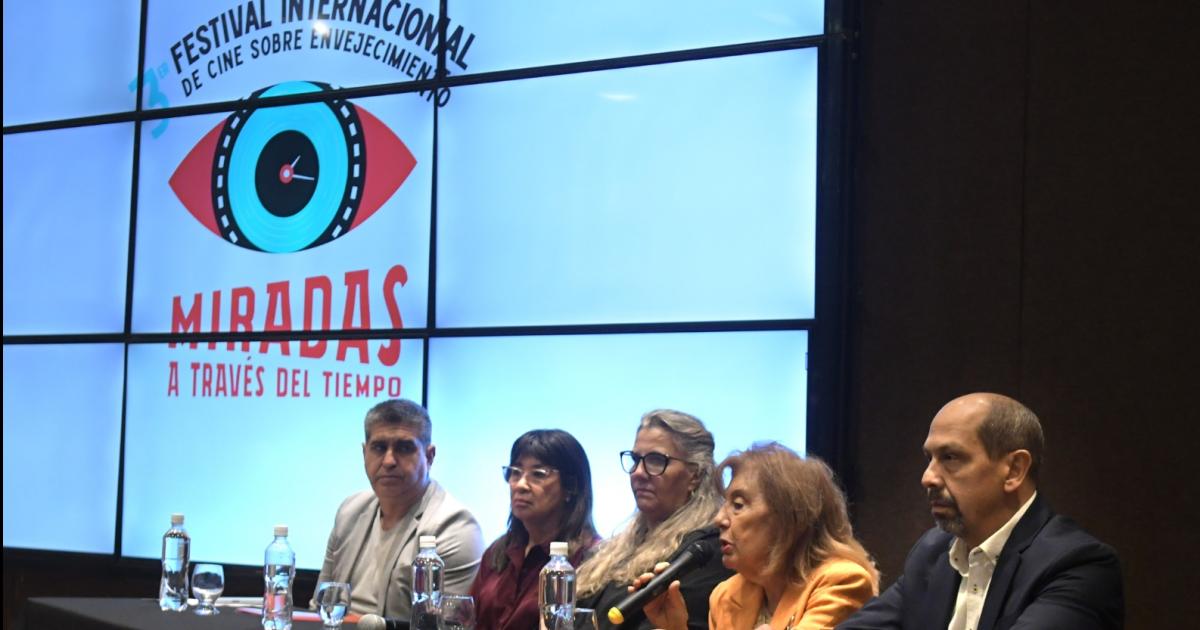 Se llevoacute a cabo el primer diacutea del Cine para Adultos- Miradas a Traveacutes del Tiempo