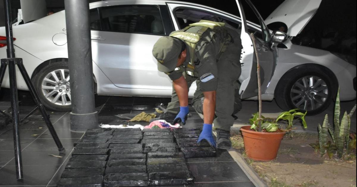PRECISO El automovilista no dijo nada al asumirse expuesto La cocaína en paquetes negros