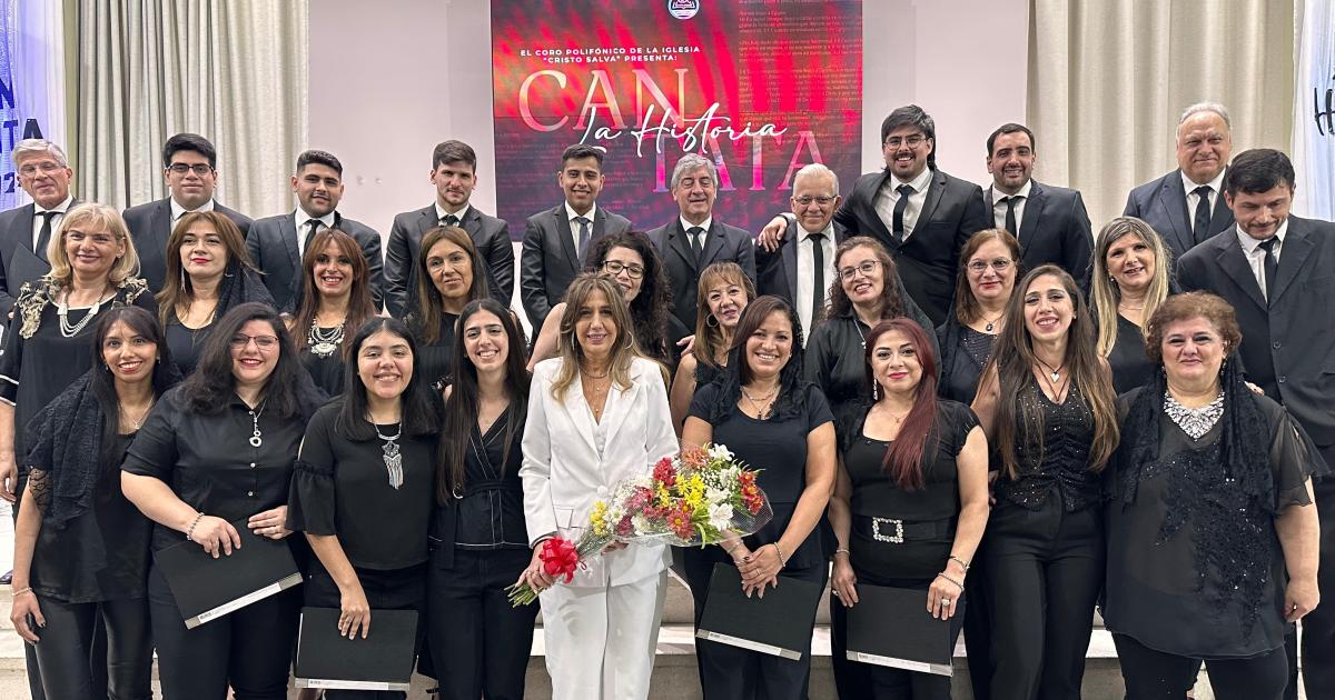 EL CORO Nancy Mulki es la directora