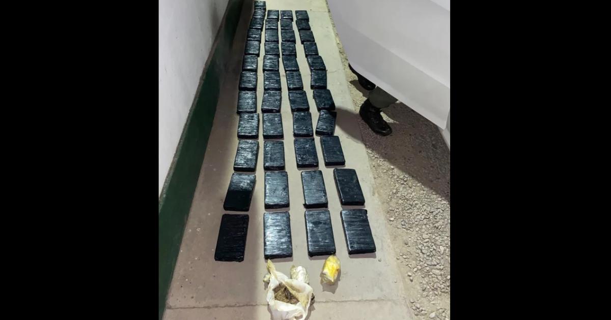 Tocoacute perder- gendarmeriacutea halloacute 45 ladrillos de cocaiacutena ocultos en el torpedo de un Peugeot 408