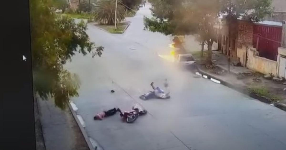 Fue a comprar queso y lo matoacute tras embestirlo haciendo willy con la moto
