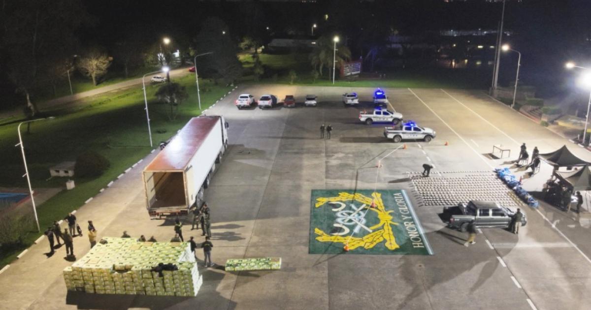 Operativo Banana Split- Gendarmeriacutea decomisoacute 444 kilos de cocaiacutena escondidos entre cargamento de bananas