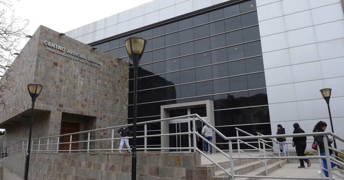 Mujer viacutectima del curandero-  Todo lo que hice fue porque eacutel me obligaba