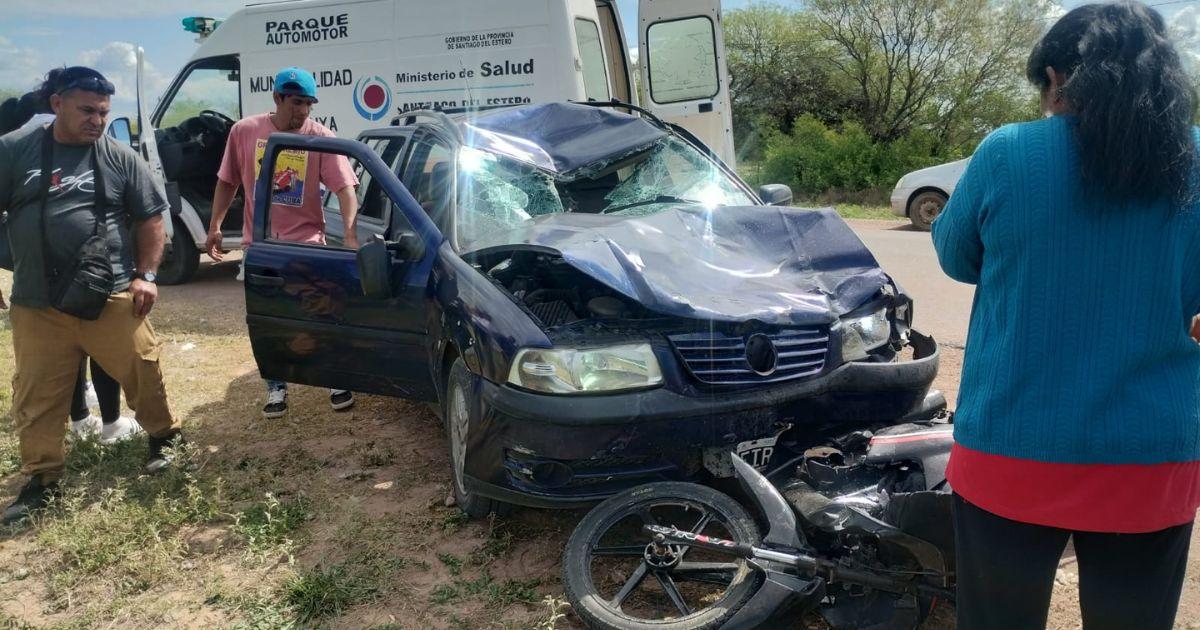 El auto sufrió considerables daños materiales (Foto- El Liberal corresponsalía)