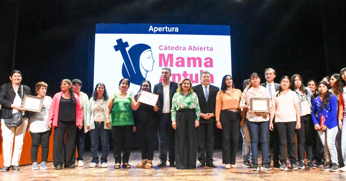 Fuentes acompantildeoacute la entronizacioacuten del mural textil de Mama Antula en la UNSE