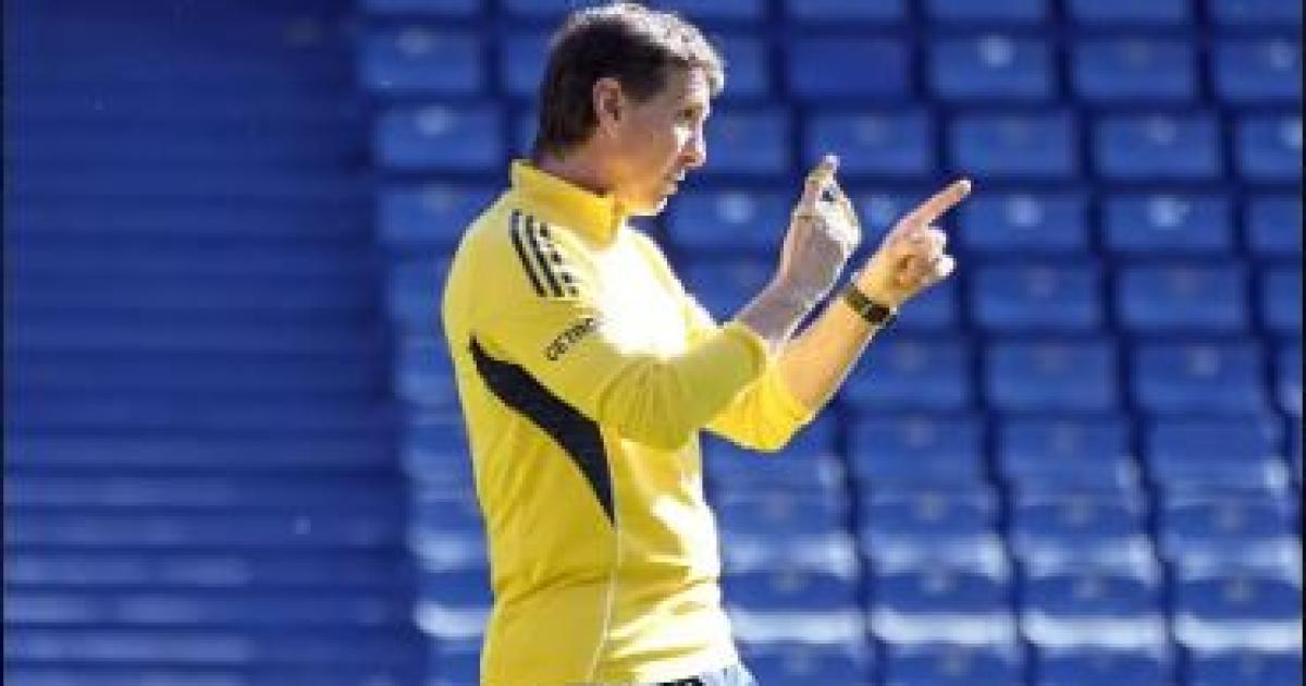 Uacutebeda espera por Cavani para definir el once titular