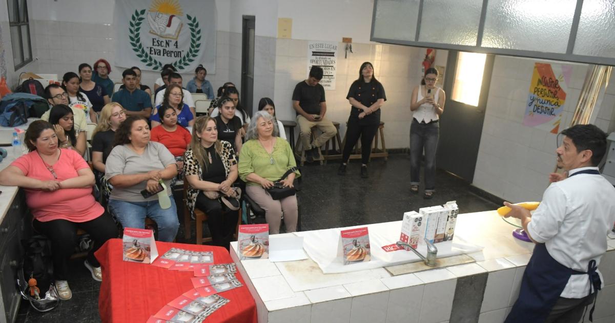 Importante capacitacioacuten a los alumnos de la Escuela de Especialidades Eva Peroacuten