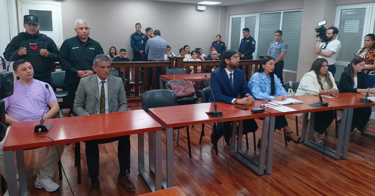 GRITOS Y LÁGRIMAS-  El Negro dejó el recinto escoltado por uniformados La familia de Verónica hizo catarsis tras cuatro años de tediosa espera