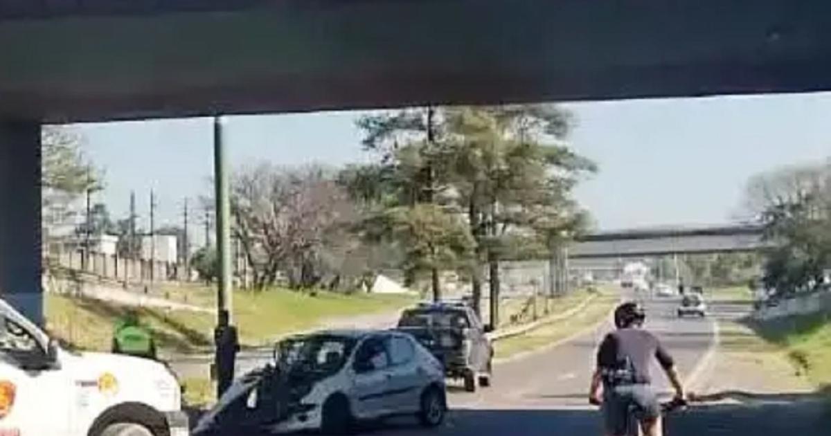 Violento choque en la ruta 9- un auto impactó contra una columna - Foto- Contexto Tucumn