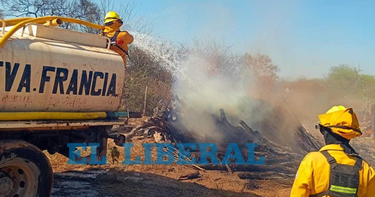 Voraz incendio forestal en Nueva Francia- los bomberos lograron salvar dos viviendas y un galpoacuten